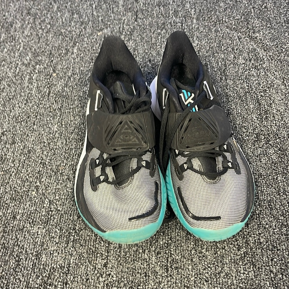 Nike Kyrie Sneakers